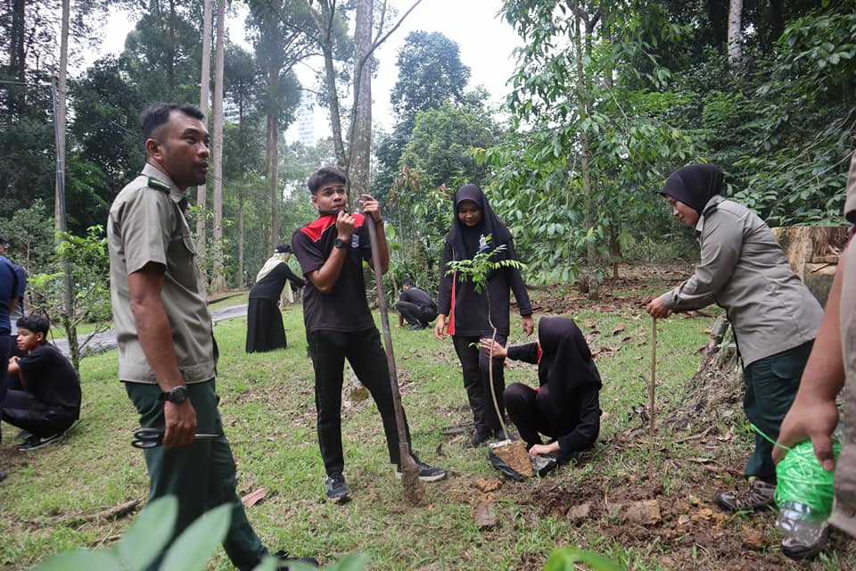 Program Penanaman Pokok Oleh Smk Bukit Rahman Putra Dengan Kerjasama